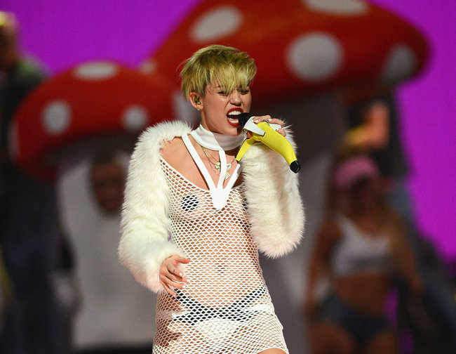 Майли Сайрус выступила на сцене фестиваля «iHeartRadio»: miley-cyrus-iheart-2013--120_Starbeat.ru