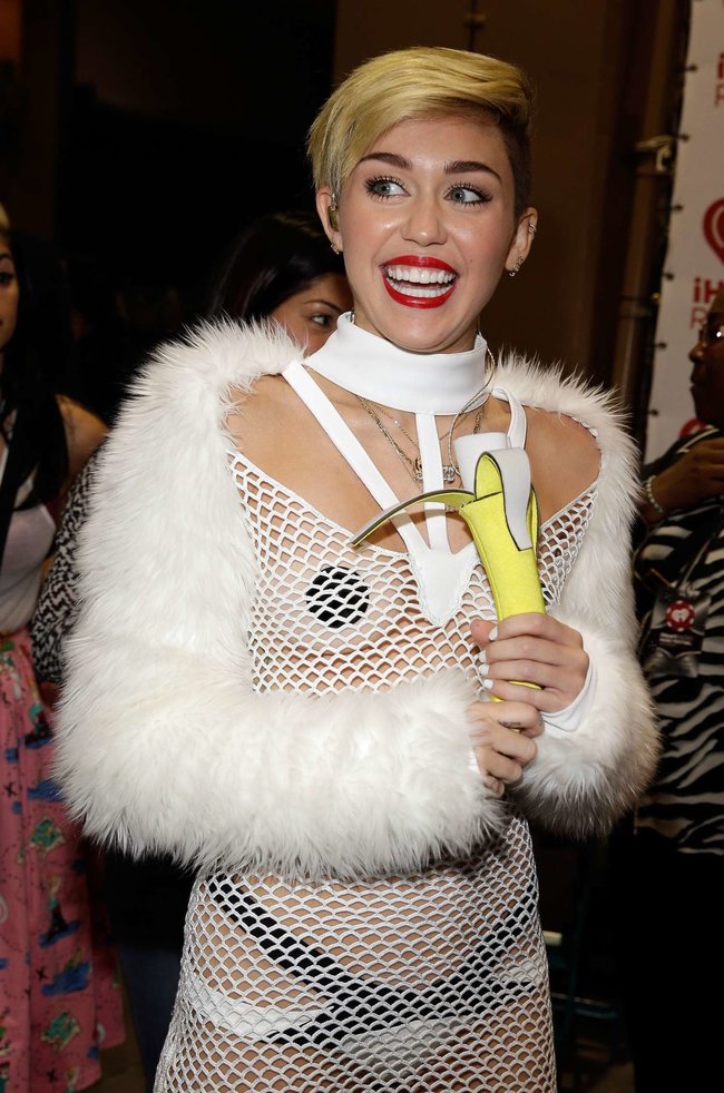 Майли Сайрус выступила на сцене фестиваля «iHeartRadio»: miley-cyrus-iheart-2013--122_Starbeat.ru