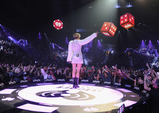 Майли Сайрус выступила на сцене фестиваля «iHeartRadio»: miley-cyrus-iheart-2013--15_Starbeat.ru