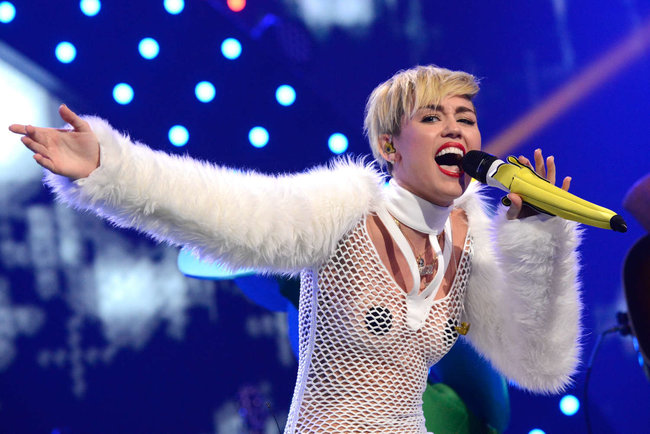 Майли Сайрус выступила на сцене фестиваля «iHeartRadio»: miley-cyrus-iheart-2013--18_Starbeat.ru
