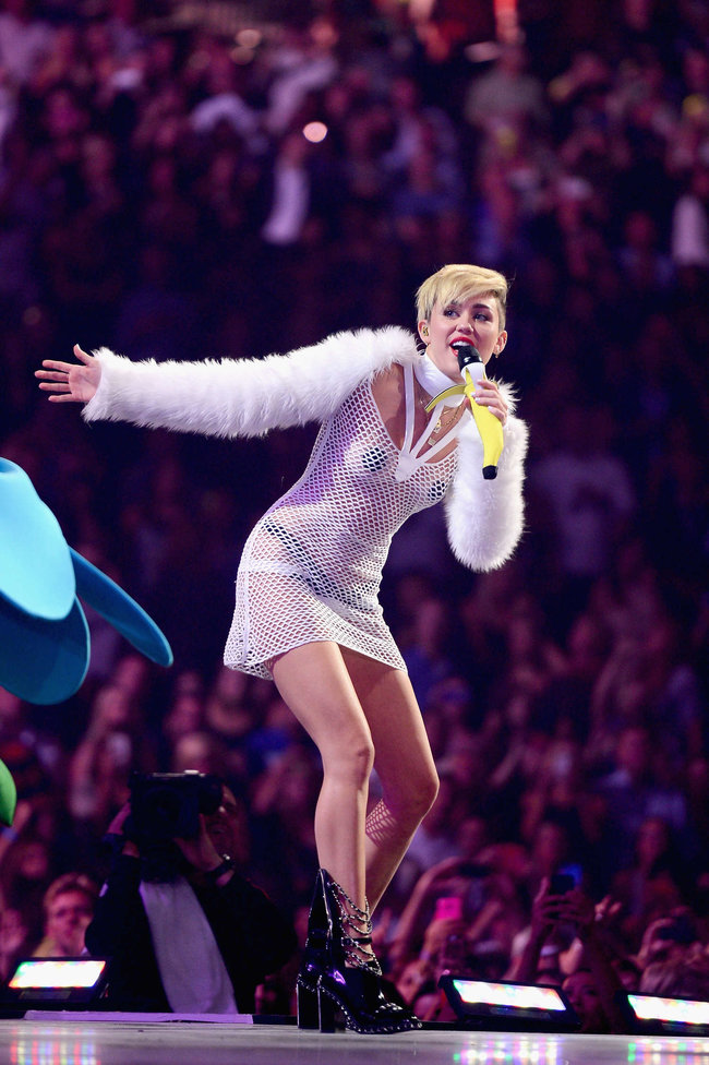 Майли Сайрус выступила на сцене фестиваля «iHeartRadio»: miley-cyrus-iheart-2013--21_Starbeat.ru