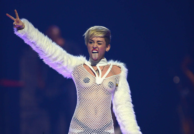 Майли Сайрус выступила на сцене фестиваля «iHeartRadio»: miley-cyrus-iheart-2013--26_Starbeat.ru
