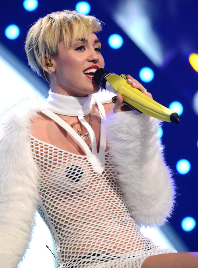 Майли Сайрус выступила на сцене фестиваля «iHeartRadio»: miley-cyrus-iheart-2013--31_Starbeat.ru