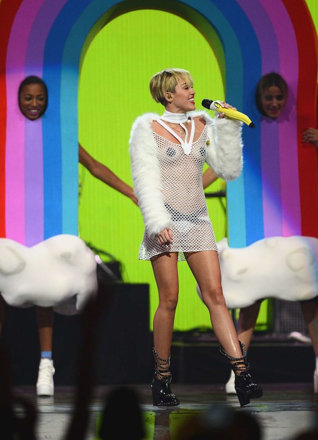 Майли Сайрус выступила на сцене фестиваля «iHeartRadio»: miley-cyrus-iheart-2013--49_Starbeat.ru