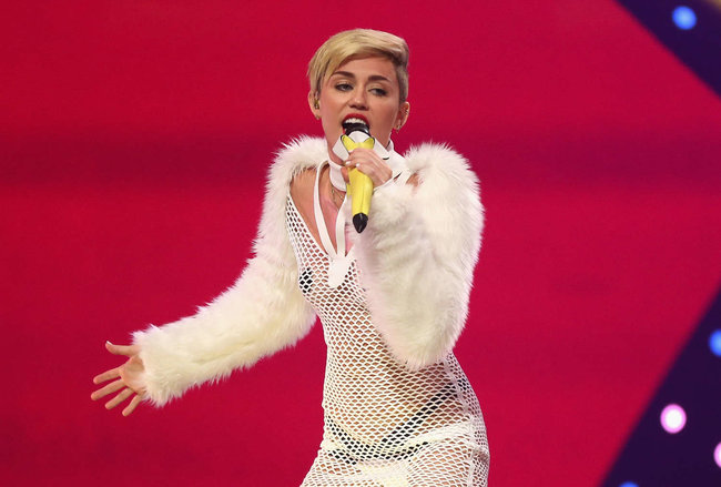 Майли Сайрус выступила на сцене фестиваля «iHeartRadio»: miley-cyrus-iheart-2013--53_Starbeat.ru