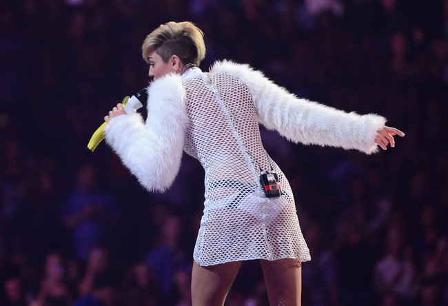 Майли Сайрус выступила на сцене фестиваля «iHeartRadio»: miley-cyrus-iheart-2013--55_Starbeat.ru