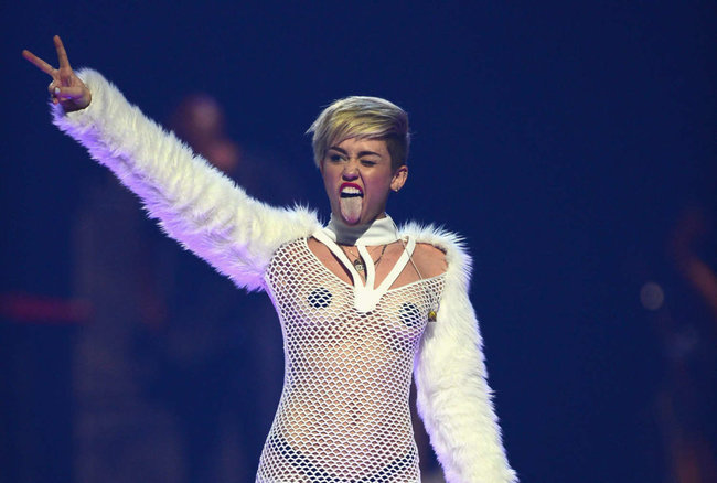 Майли Сайрус выступила на сцене фестиваля «iHeartRadio»: miley-cyrus-iheart-2013--61_Starbeat.ru
