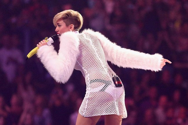 Майли Сайрус выступила на сцене фестиваля «iHeartRadio»: miley-cyrus-iheart-2013--68_Starbeat.ru