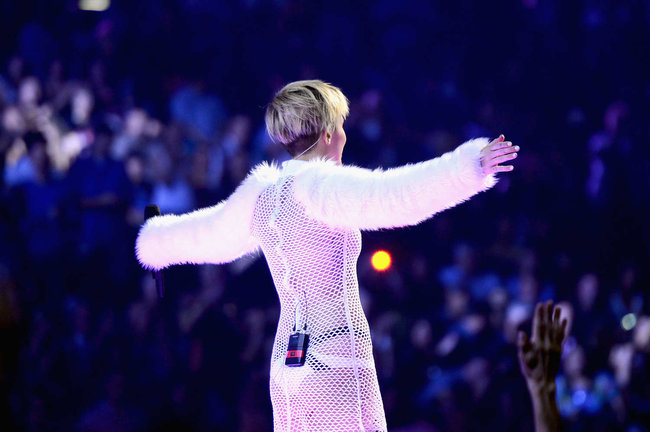 Майли Сайрус выступила на сцене фестиваля «iHeartRadio»: miley-cyrus-iheart-2013--70_Starbeat.ru