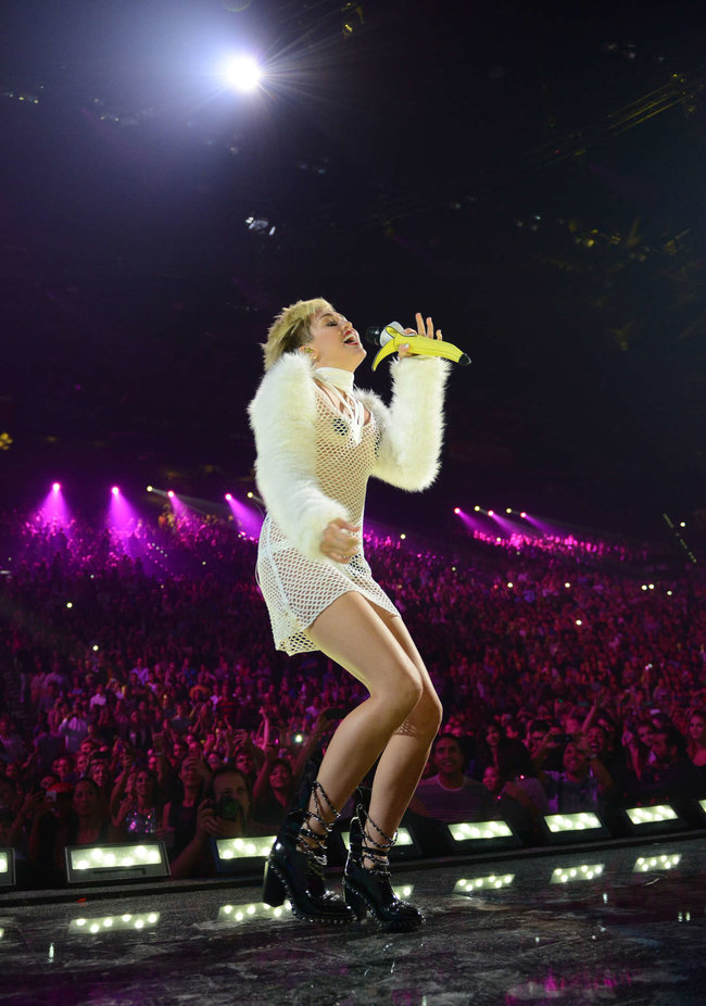 Майли Сайрус выступила на сцене фестиваля «iHeartRadio»: miley-cyrus-iheart-2013--71_Starbeat.ru
