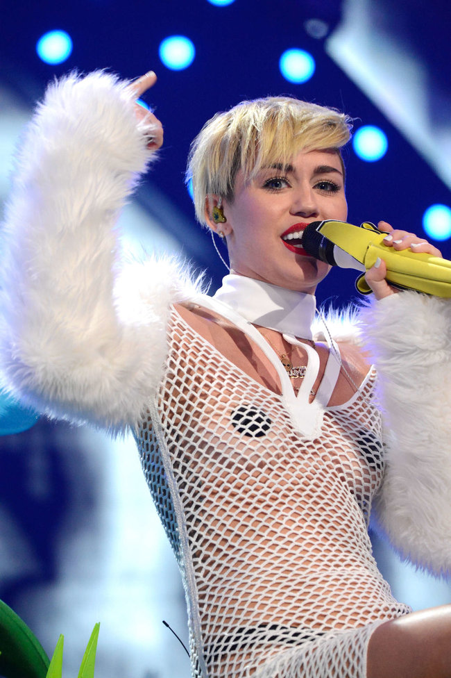 Майли Сайрус выступила на сцене фестиваля «iHeartRadio»: miley-cyrus-iheart-2013--77_Starbeat.ru