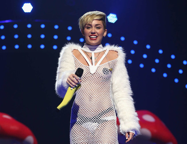 Майли Сайрус выступила на сцене фестиваля «iHeartRadio»: miley-cyrus-iheart-2013--79_Starbeat.ru