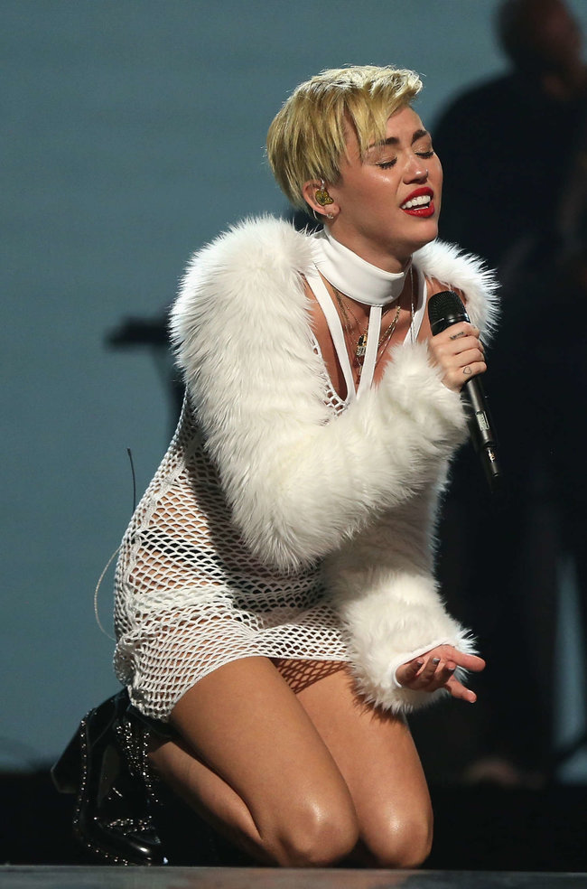 Майли Сайрус выступила на сцене фестиваля «iHeartRadio»: miley-cyrus-iheart-2013--82_Starbeat.ru