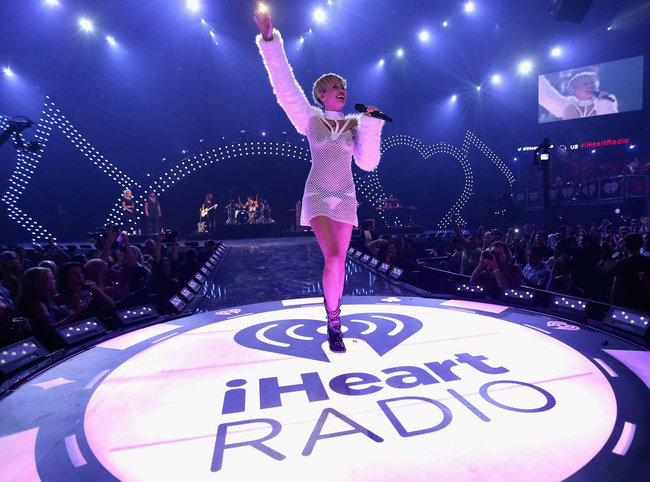 Майли Сайрус выступила на сцене фестиваля «iHeartRadio»: miley-cyrus-iheart-2013--83_Starbeat.ru