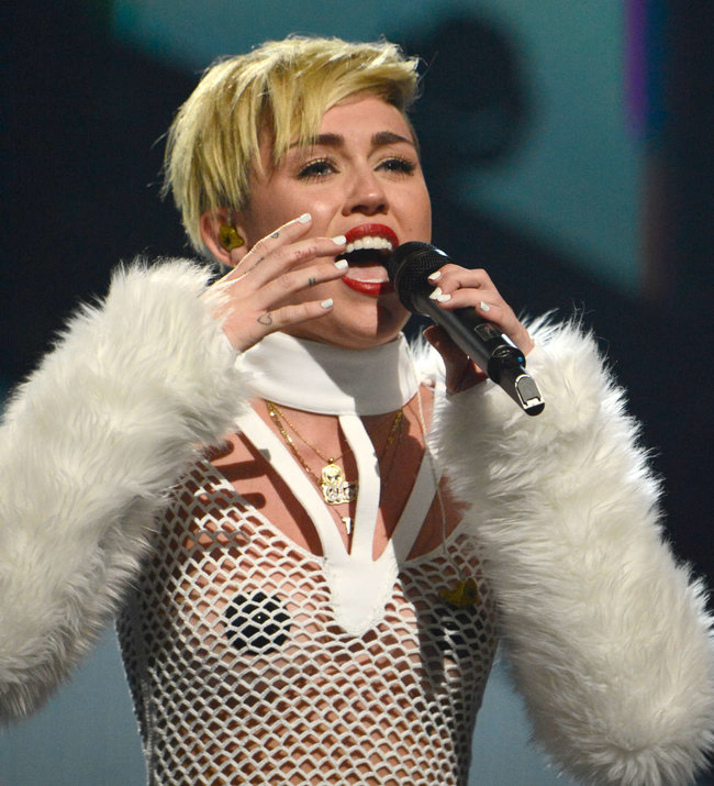 Майли Сайрус выступила на сцене фестиваля «iHeartRadio»: miley-cyrus-iheart-2013--84_Starbeat.ru