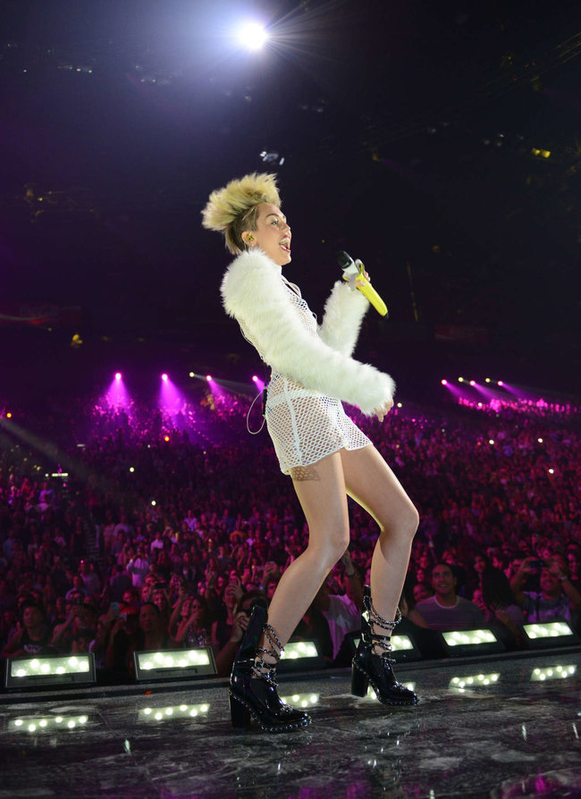 Майли Сайрус выступила на сцене фестиваля «iHeartRadio»: miley-cyrus-iheart-2013--85_Starbeat.ru