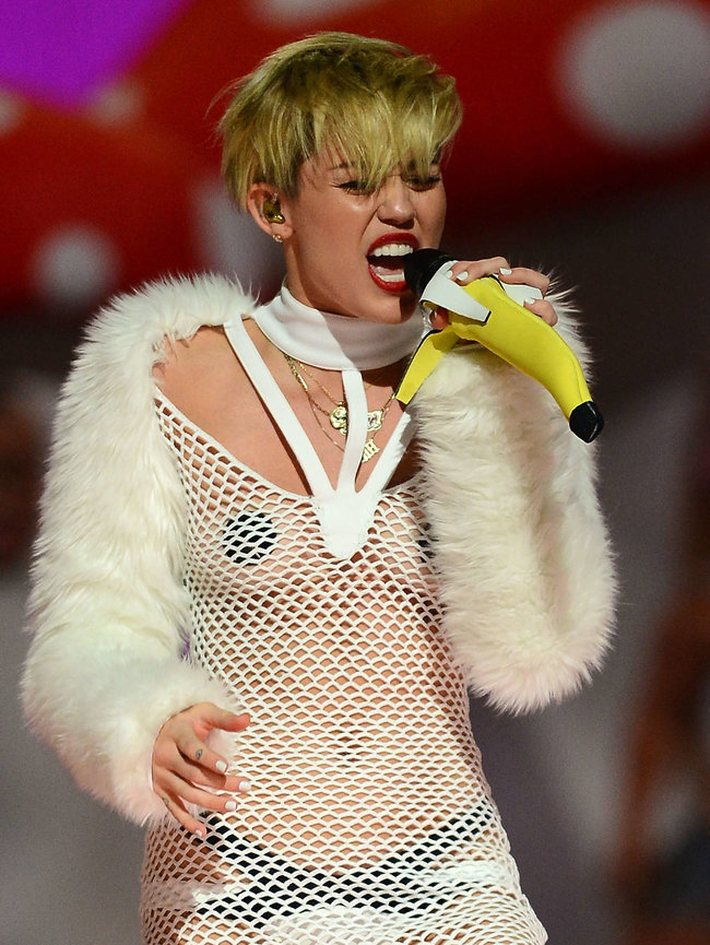 Майли Сайрус выступила на сцене фестиваля «iHeartRadio»: miley-cyrus-iheart-2013--86_Starbeat.ru