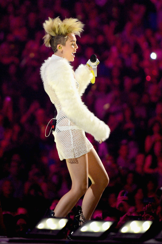 Майли Сайрус выступила на сцене фестиваля «iHeartRadio»: miley-cyrus-iheart-2013--87_Starbeat.ru