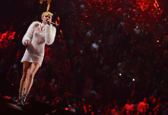 Майли Сайрус выступила на сцене фестиваля «iHeartRadio»: miley-cyrus-iheart-2013--89_Starbeat.ru