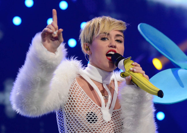 Майли Сайрус выступила на сцене фестиваля «iHeartRadio»: miley-cyrus-iheart-2013--92_Starbeat.ru