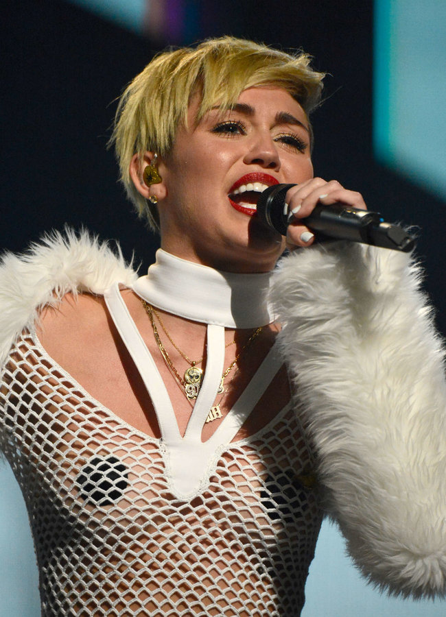 Майли Сайрус выступила на сцене фестиваля «iHeartRadio»: miley-cyrus-iheart-2013--99_Starbeat.ru
