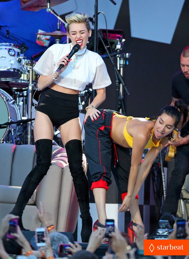 Увеличить фото miley-cyrus-jimmy-kimmel-live-performance-watch-now-05_Starbeat.ru Майли Сайрус: выступление на шоу «Jimmy Kimmel Live»: miley-cyrus-jimmy-kimmel-live-performance-watch-now-05_Starbeat.ru