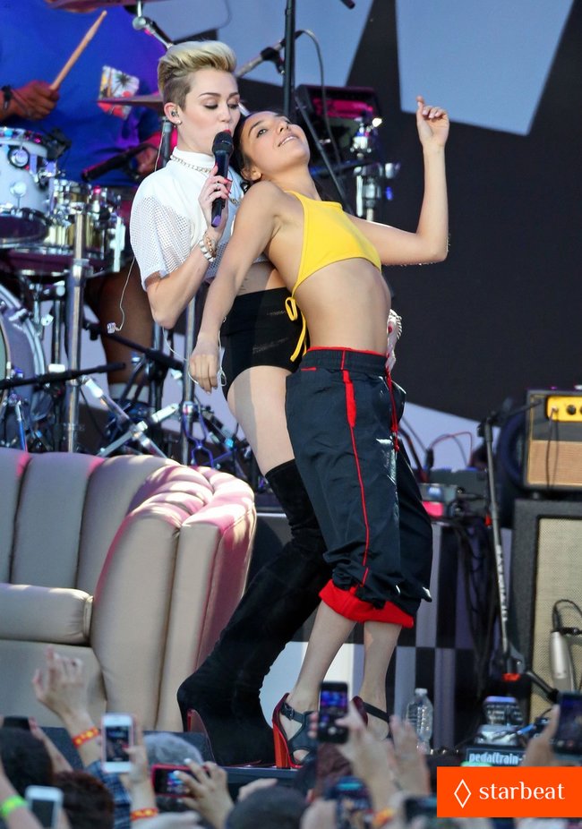 Увеличить фото miley-cyrus-jimmy-kimmel-live-performance-watch-now-07_Starbeat.ru Майли Сайрус: выступление на шоу «Jimmy Kimmel Live»: miley-cyrus-jimmy-kimmel-live-performance-watch-now-07_Starbeat.ru