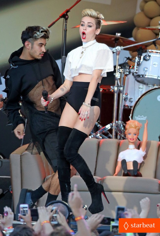 Увеличить фото miley-cyrus-jimmy-kimmel-live-performance-watch-now-10_Starbeat.ru Майли Сайрус: выступление на шоу «Jimmy Kimmel Live»: miley-cyrus-jimmy-kimmel-live-performance-watch-now-10_Starbeat.ru