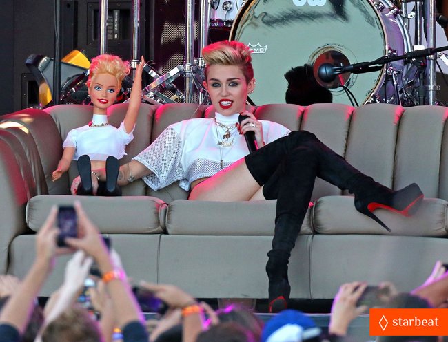 Увеличить фото miley-cyrus-jimmy-kimmel-live-performance-watch-now-15_Starbeat.ru Майли Сайрус: выступление на шоу «Jimmy Kimmel Live»: miley-cyrus-jimmy-kimmel-live-performance-watch-now-15_Starbeat.ru