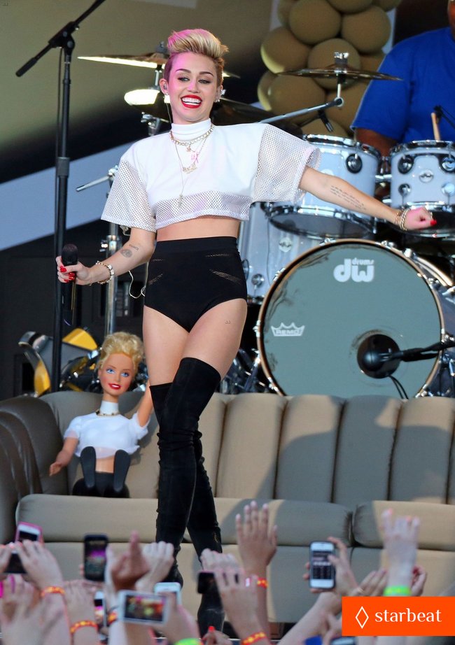 Увеличить фото miley-cyrus-jimmy-kimmel-live-performance-watch-now-18_Starbeat.ru Майли Сайрус: выступление на шоу «Jimmy Kimmel Live»: miley-cyrus-jimmy-kimmel-live-performance-watch-now-18_Starbeat.ru