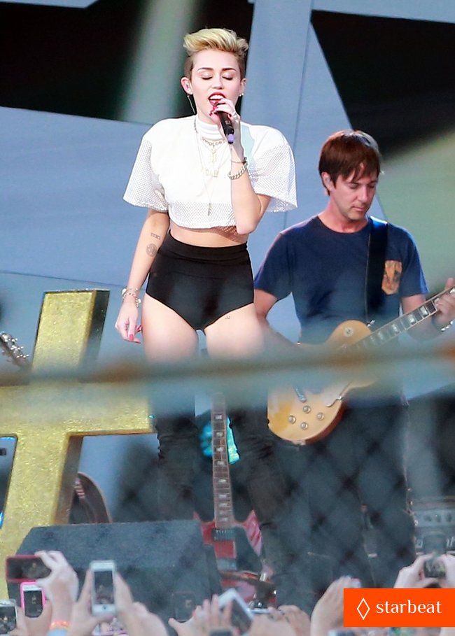 Увеличить фото miley-cyrus-jimmy-kimmel-live-performance-watch-now-23_Starbeat.ru Майли Сайрус: выступление на шоу «Jimmy Kimmel Live»: miley-cyrus-jimmy-kimmel-live-performance-watch-now-23_Starbeat.ru