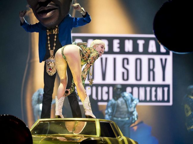 Майли Сайрус выступила в Ванкувере на «Rogers Arena»: miley-cyrus-111_Starbeat.ru