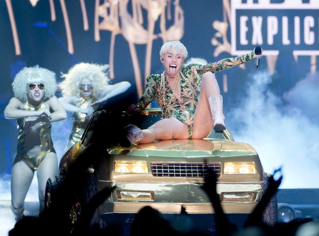 Майли Сайрус выступила в Ванкувере на «Rogers Arena»: miley-cyrus-131_Starbeat.ru