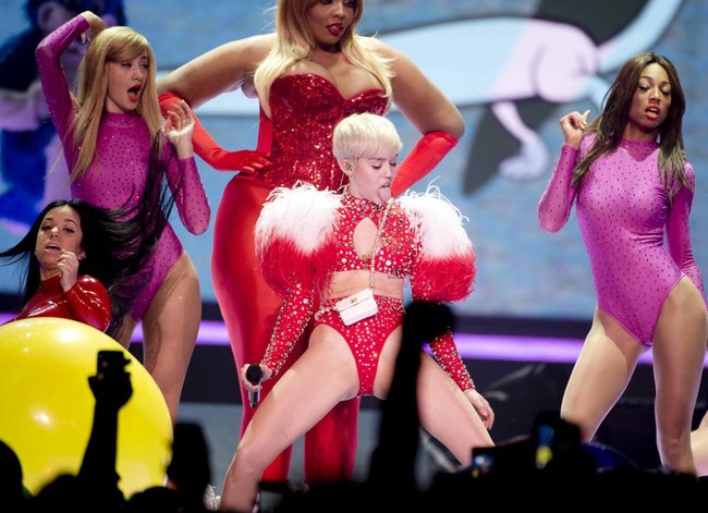 Майли Сайрус выступила в Ванкувере на «Rogers Arena»: miley-cyrus-141_Starbeat.ru