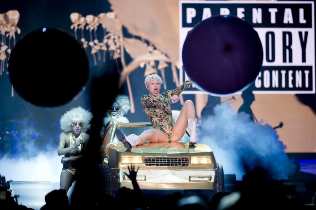 Майли Сайрус выступила в Ванкувере на «Rogers Arena»: miley-cyrus-161_Starbeat.ru