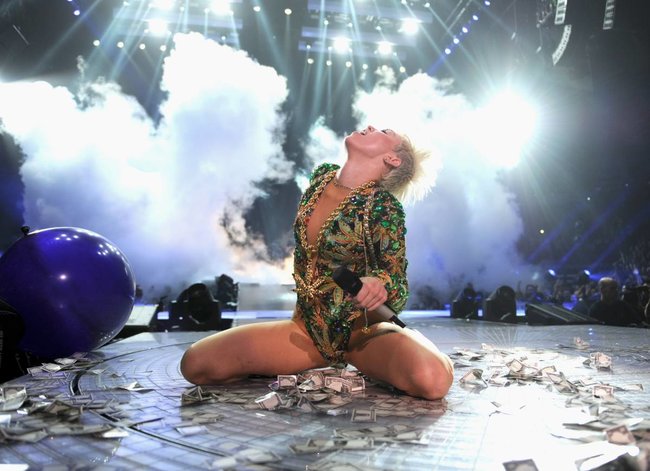 Майли Сайрус выступила в Ванкувере на «Rogers Arena»: miley-cyrus-16_Starbeat.ru