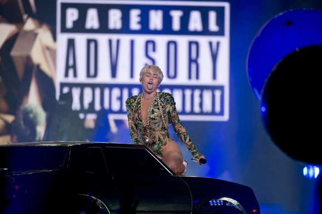 Майли Сайрус выступила в Ванкувере на «Rogers Arena»: miley-cyrus-17_Starbeat.ru