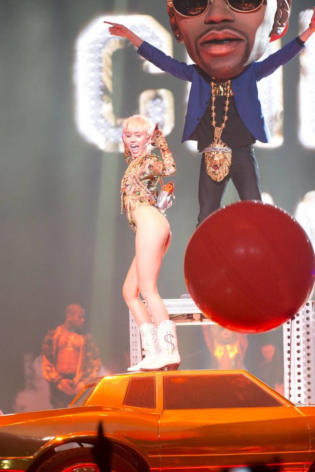 Майли Сайрус выступила в Ванкувере на «Rogers Arena»: miley-cyrus-231_Starbeat.ru
