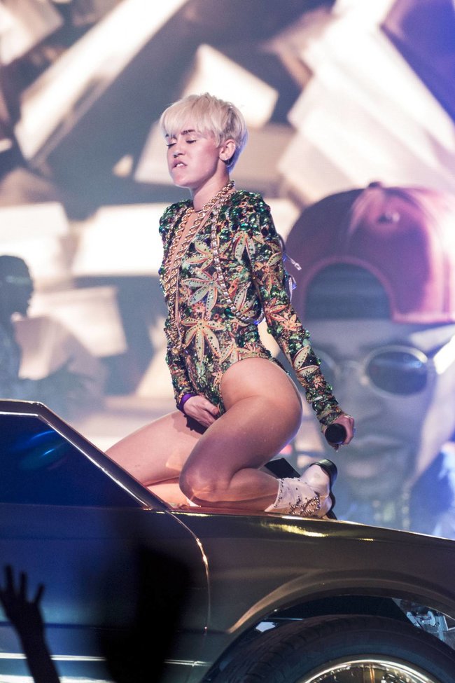 Майли Сайрус выступила в Ванкувере на «Rogers Arena»: miley-cyrus-241_Starbeat.ru