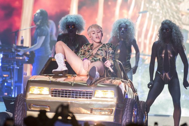 Майли Сайрус выступила в Ванкувере на «Rogers Arena»: miley-cyrus-27_Starbeat.ru
