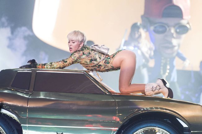 Майли Сайрус выступила в Ванкувере на «Rogers Arena»: miley-cyrus-28_Starbeat.ru