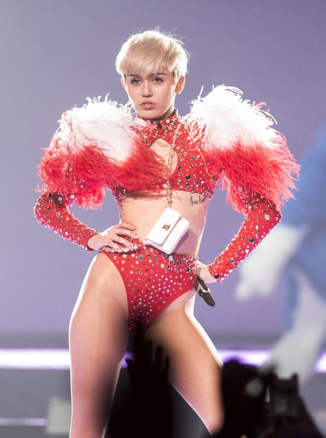Майли Сайрус выступила в Ванкувере на «Rogers Arena»: miley-cyrus-29_Starbeat.ru