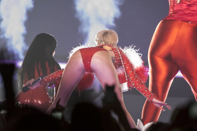 Майли Сайрус выступила в Ванкувере на «Rogers Arena»: miley-cyrus-30_Starbeat.ru