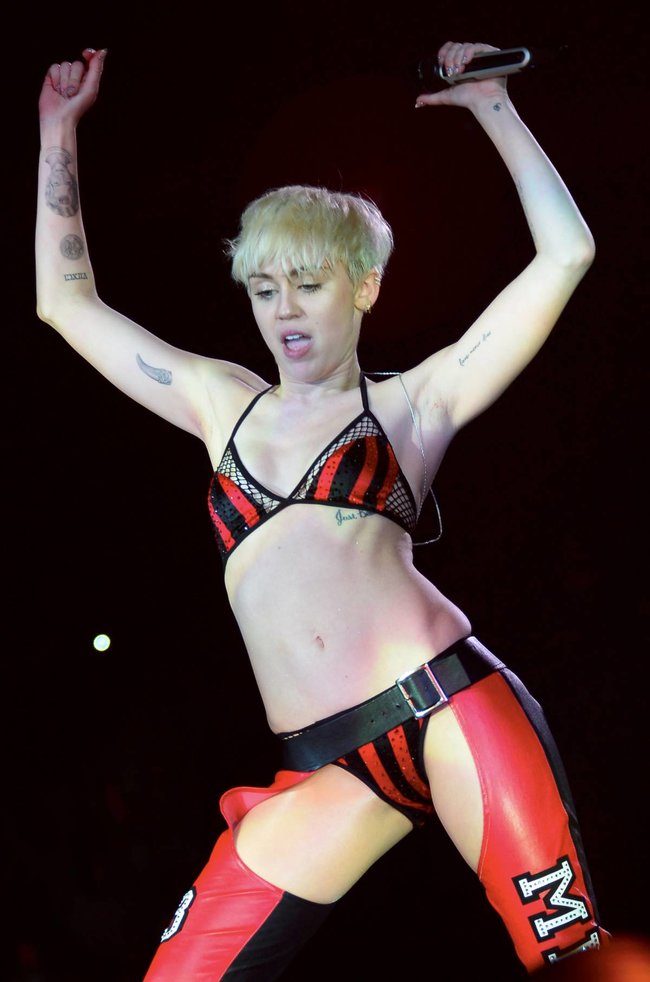 Майли Сайрус выступила в Ванкувере на «Rogers Arena»: miley-cyrus-331_Starbeat.ru