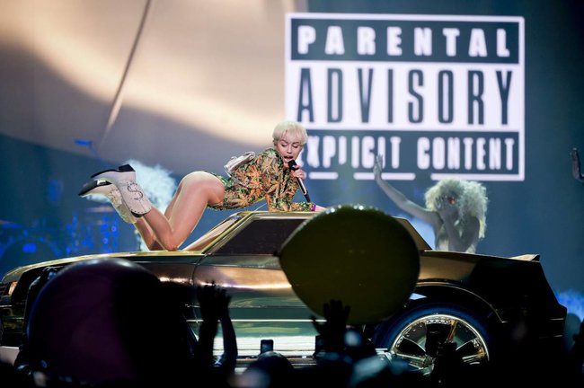 Майли Сайрус выступила в Ванкувере на «Rogers Arena»: miley-cyrus-351_Starbeat.ru