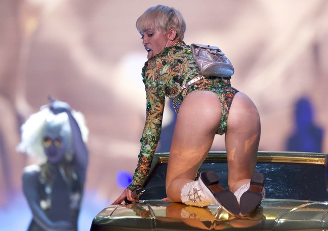 Майли Сайрус выступила в Ванкувере на «Rogers Arena»: miley-cyrus-361_Starbeat.ru