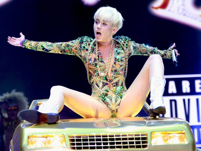 Майли Сайрус выступила в Ванкувере на «Rogers Arena»: miley-cyrus-36_Starbeat.ru