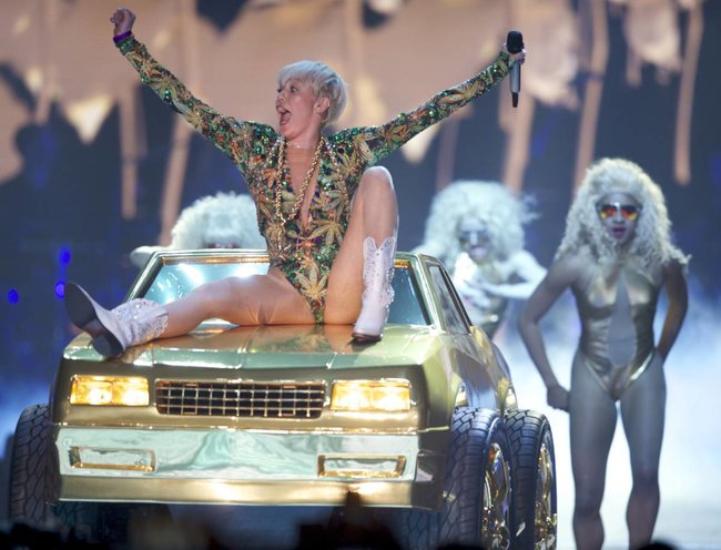 Майли Сайрус выступила в Ванкувере на «Rogers Arena»: miley-cyrus-37_Starbeat.ru