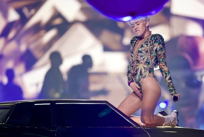 Майли Сайрус выступила в Ванкувере на «Rogers Arena»: miley-cyrus-38_Starbeat.ru