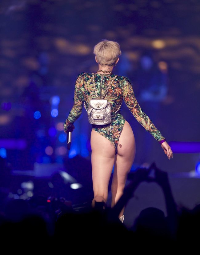 Майли Сайрус выступила в Ванкувере на «Rogers Arena»: miley-cyrus-40_Starbeat.ru